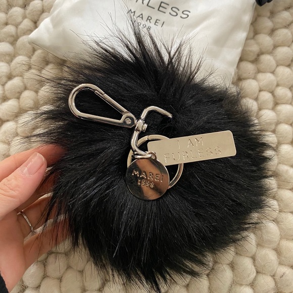 Marei1998 black faux fur keychain pouf - Picture 2 of 4